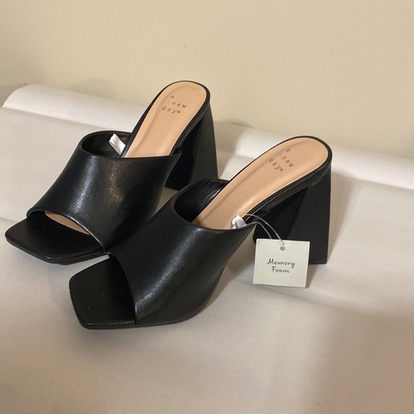 a new day Shoes - Women’s black heels. With wide heels. 3 1/2 high 2 1/2 wide new memory foam